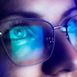 Occhiali anti-luce blu al lavoro: tra moda e scienza