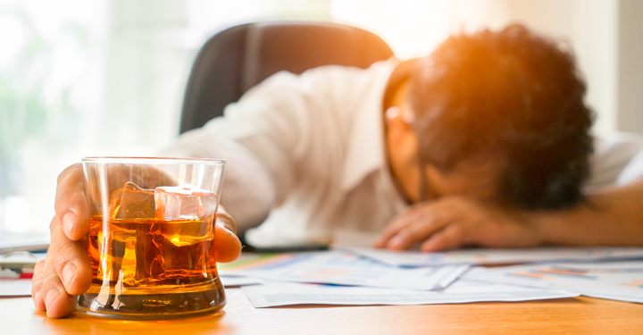 Alcol e lavoro: cosa prevede la normativa per le attività a rischio