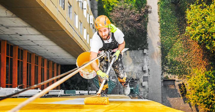 Lavori su tetti e facciate: le azioni essenziali per prevenire le cadute dall’alto