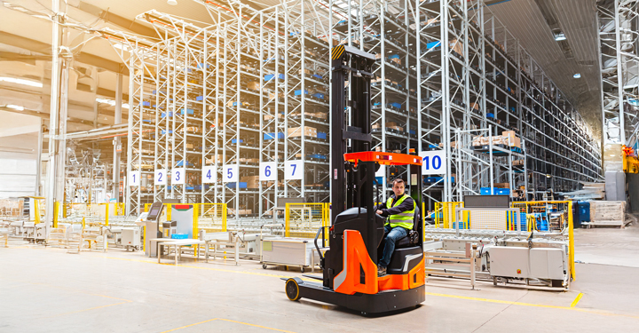 Carrelli elevatori in magazzino: requisiti di sicurezza e tipologie