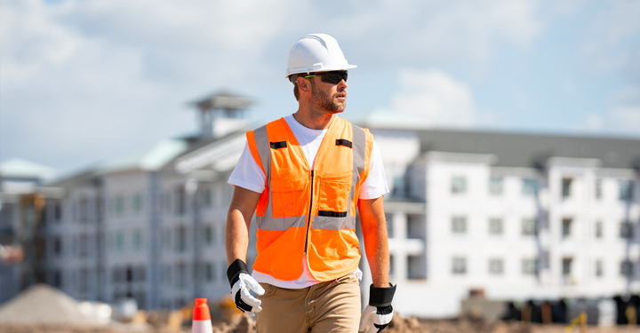 Casco protettivo in cantiere: obbligo anche all’aperto