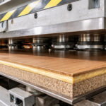 Lavorare in sicurezza con la pressa a piastre per impiallacciatura