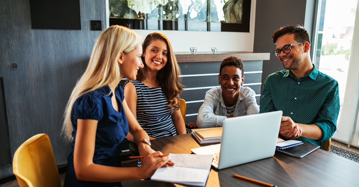 Gruppo di lavoro in riunione collaborativa
