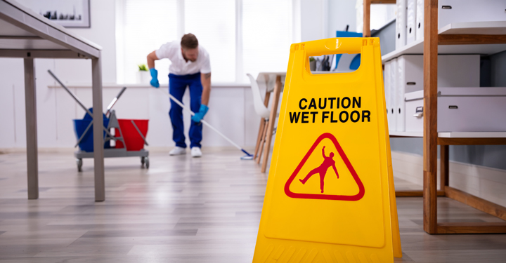 Cadute pulizie lavoro: rischi e prevenzione operativa 94 Cadute pulizie lavoro: rischi e prevenzione operativa