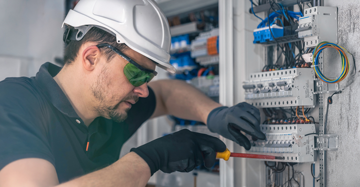 DPI elettrici: sicurezza nei lavori su quadri e impianti 43 DPI elettrici: sicurezza nei lavori su quadri e impianti