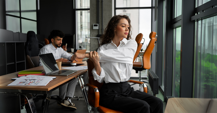 Posture statiche al lavoro: rischi e prevenzione per imprese